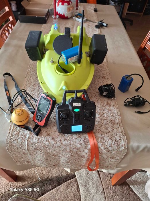 Лодка за захранка с две батерии и сонар