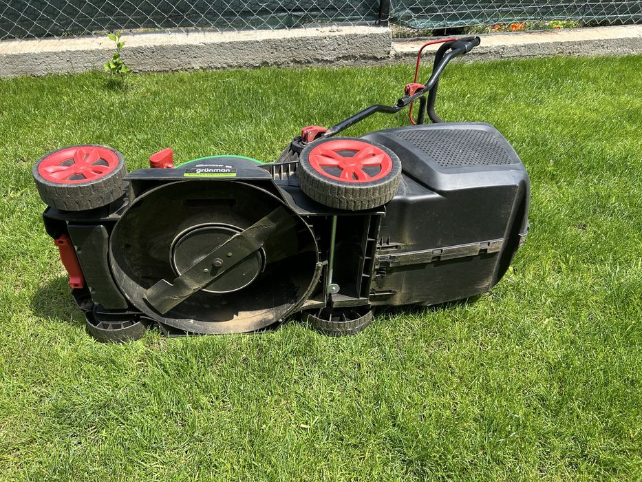 Masina tuns iarba grunman