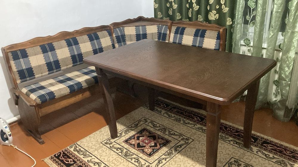 Угловой диван +стол