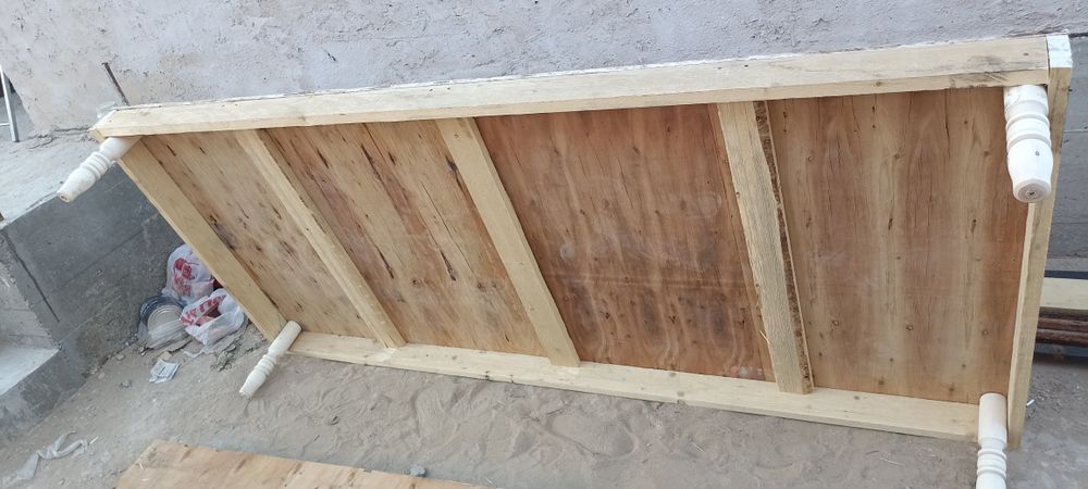Поддоннан согылган стол сатылады 600.000 сом.  2.40ка 1.05