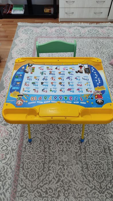 Детский парта и стулья