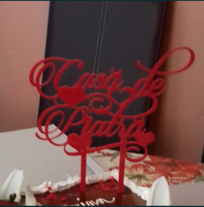 ornament de pus pe tort cu  mesaj casa de piatra