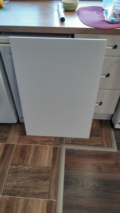 Преградна плоскост, между пералня и съдомиялня бяла