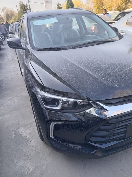 Trekker 2 ikinchi pozitsiya qora va oq svet avtosalonda duribdi egadan