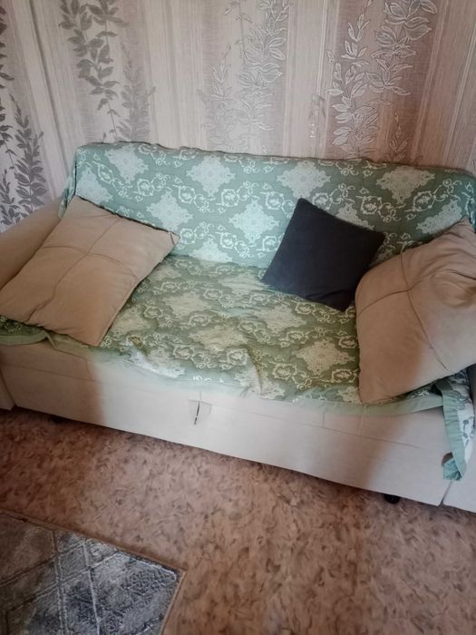 Диван небольшой уютный