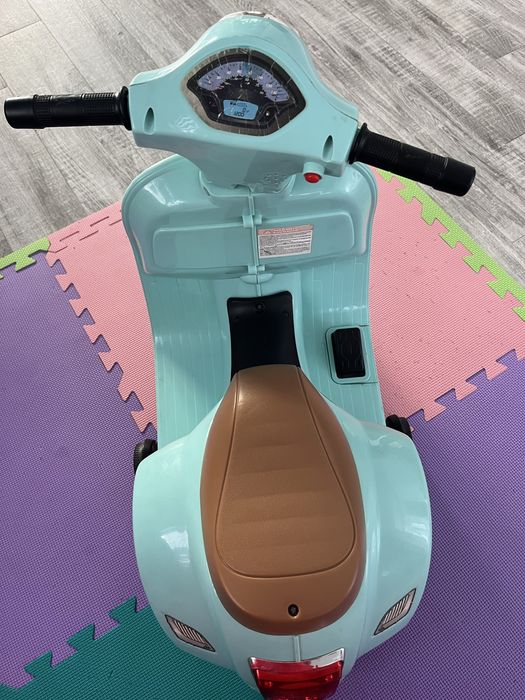 Mini Scuter Electric Vespa GTS pentru Copii – Ca Nou!