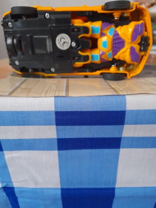 Mașină robot de jucărie