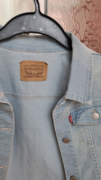 Vând Geacă originală Levi’s din denim, fete 13 ani