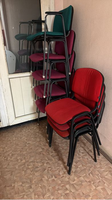 Стулья офисные с подлокотниками и без