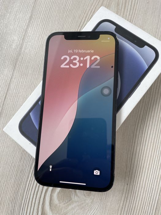 Iphone 12 spart pe spate 83% sanateatea bateriei