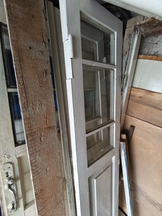 4ta deraza va 2ta eshik sotiladi