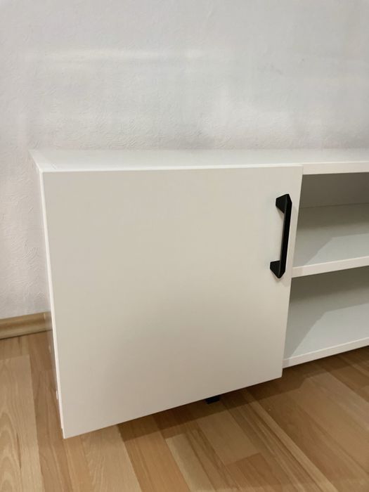 Comodă TV modernă 140cm – PAL Kronospan, picioare metalice, soft-close