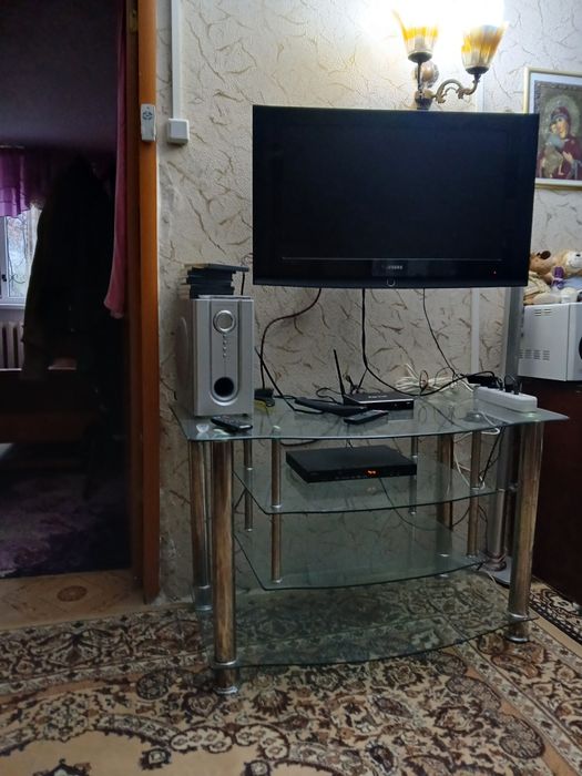 Продам стеклянный стол под телевизор с полками