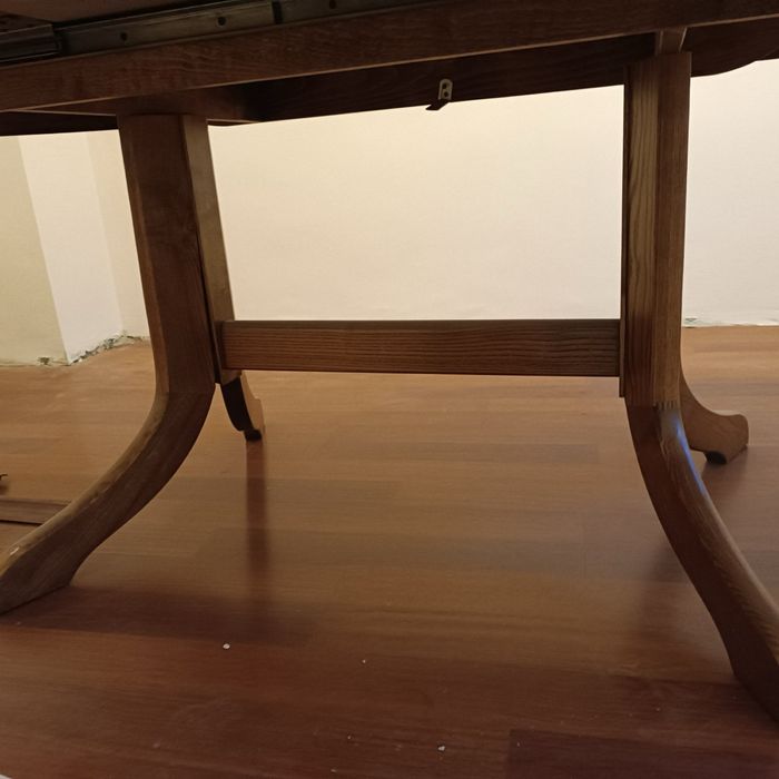 Масивна трапезна дървена маса с четири стола