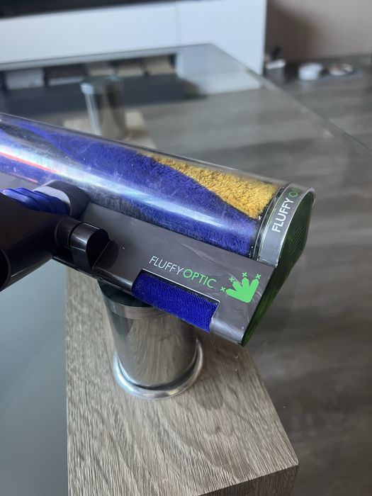 Dyson V12 четка с лазер