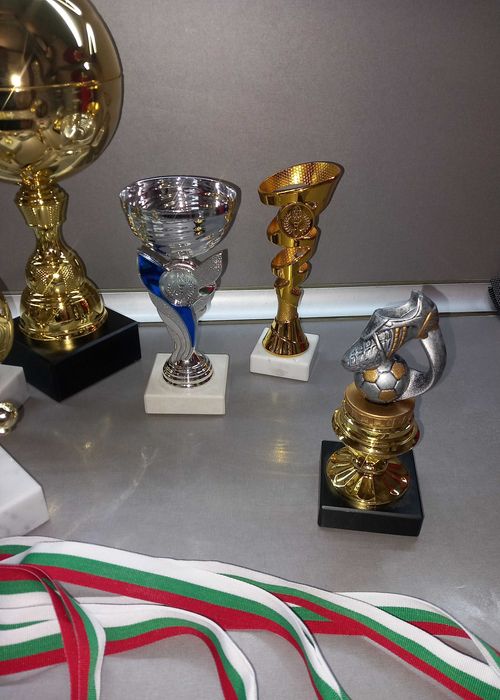 Футболни медали и купи