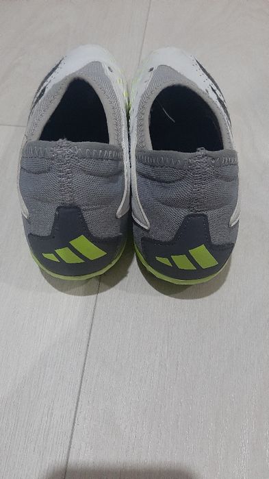 Бутсы адидас продает