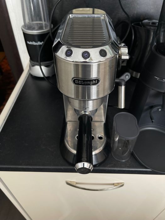 Кафемашина Delonghi Dedica + Конусна кафемелачкаDelonghi