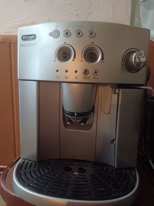 Vând aparat de cafeaDe'Longhi Magnifica  modelul ESAM 4200 defect