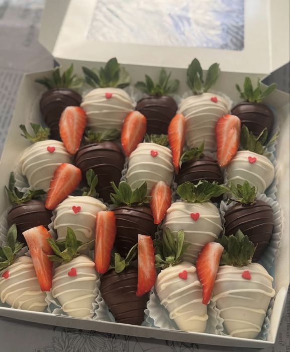 Клубника в шоколаде и денежные букеты