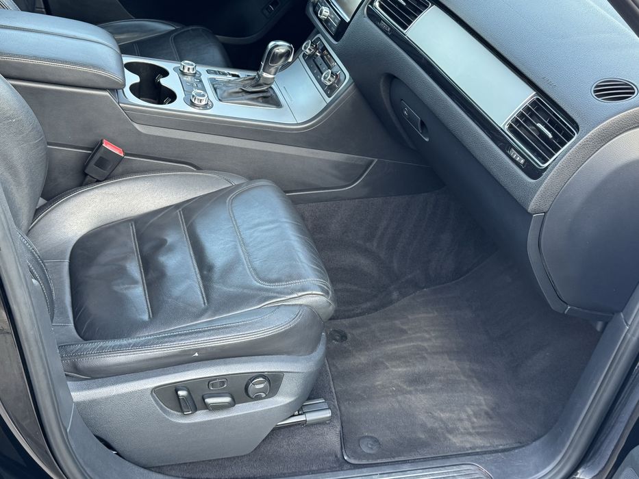 DE VANZARE Volkswagen Touareg R-Line 2012 Diesel