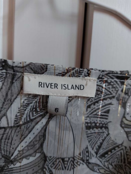 Rochie nouă cu umeri decupați River Island, mărimea 32