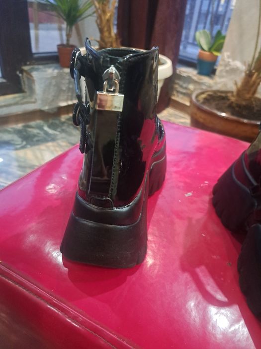 Дамски обувки с платформа