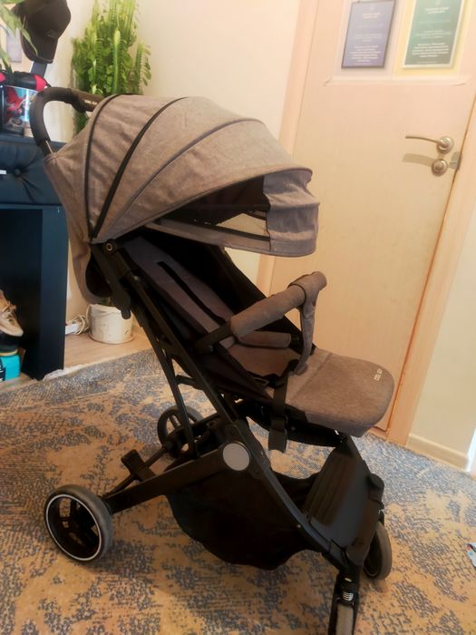 Коляска новый  чистый