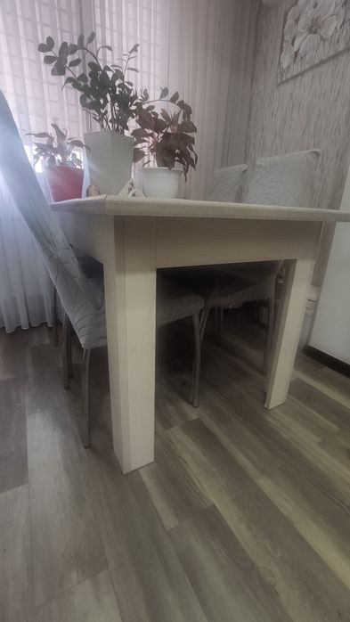 Продам кухонный стол с стульями