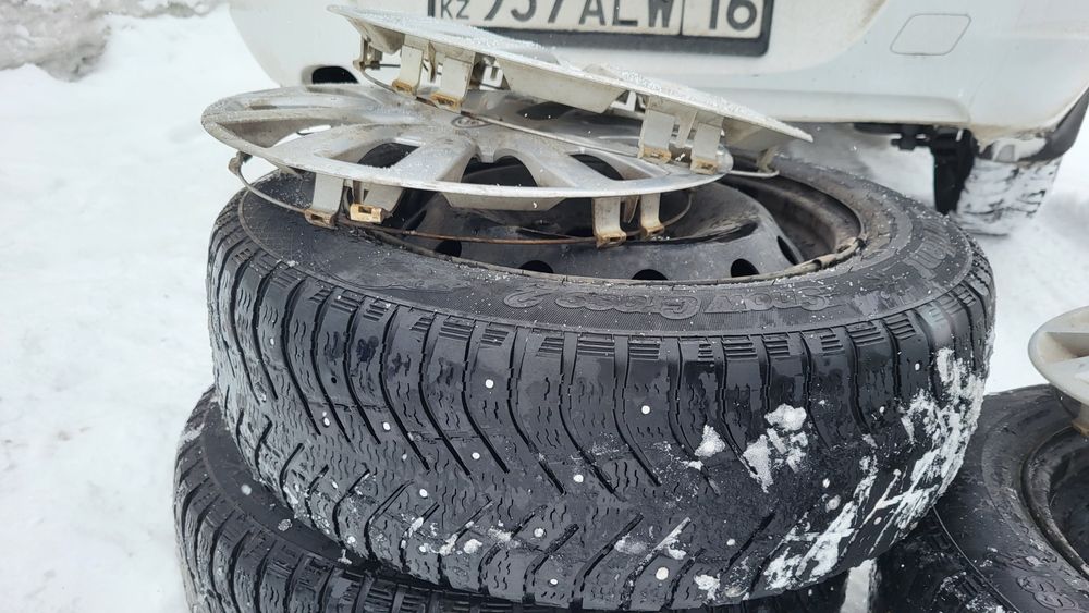 Продам шины с дисками от весты