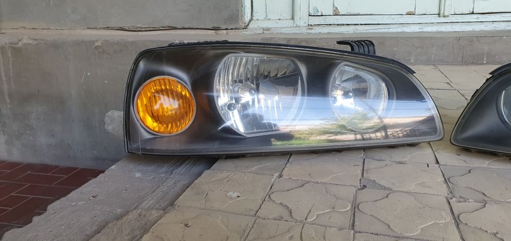 2 та фара Хундай Аванте 2004 йил мошинаники сотилади