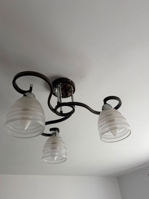 Vand 2 lustre si 4 aplice
