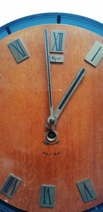 Стенен Часовник Majak