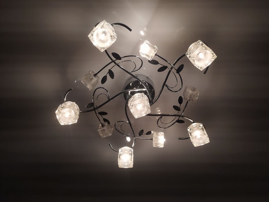 Люстра. На галогенках 220 V 20 W.