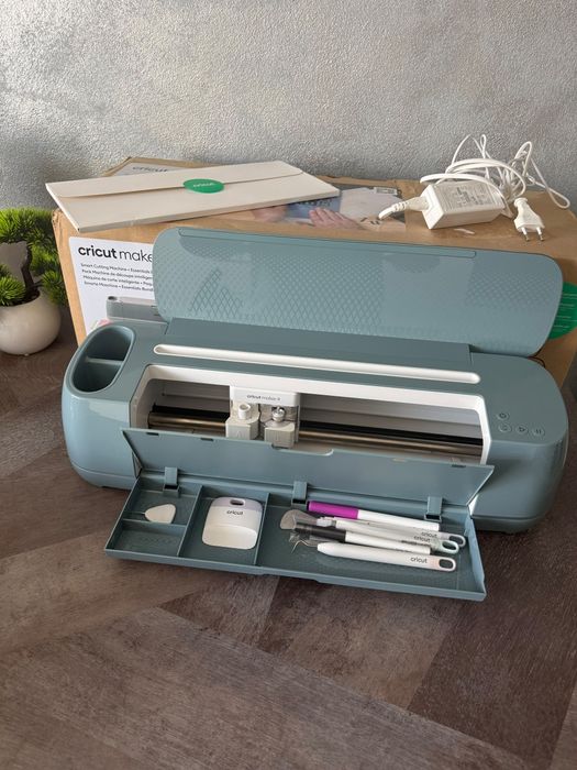 Vând Cricut Maker 4