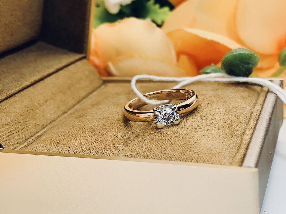 Нежное золотое кольцо с бриллиантом посередине модели «Одноглазка»