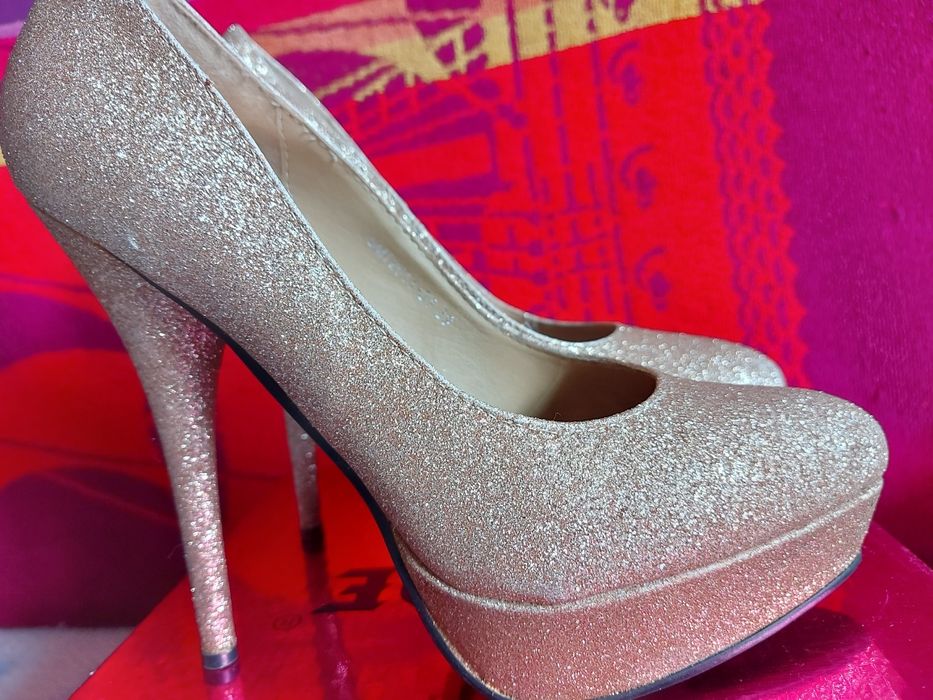 Дамски елегантни обувки номер 39