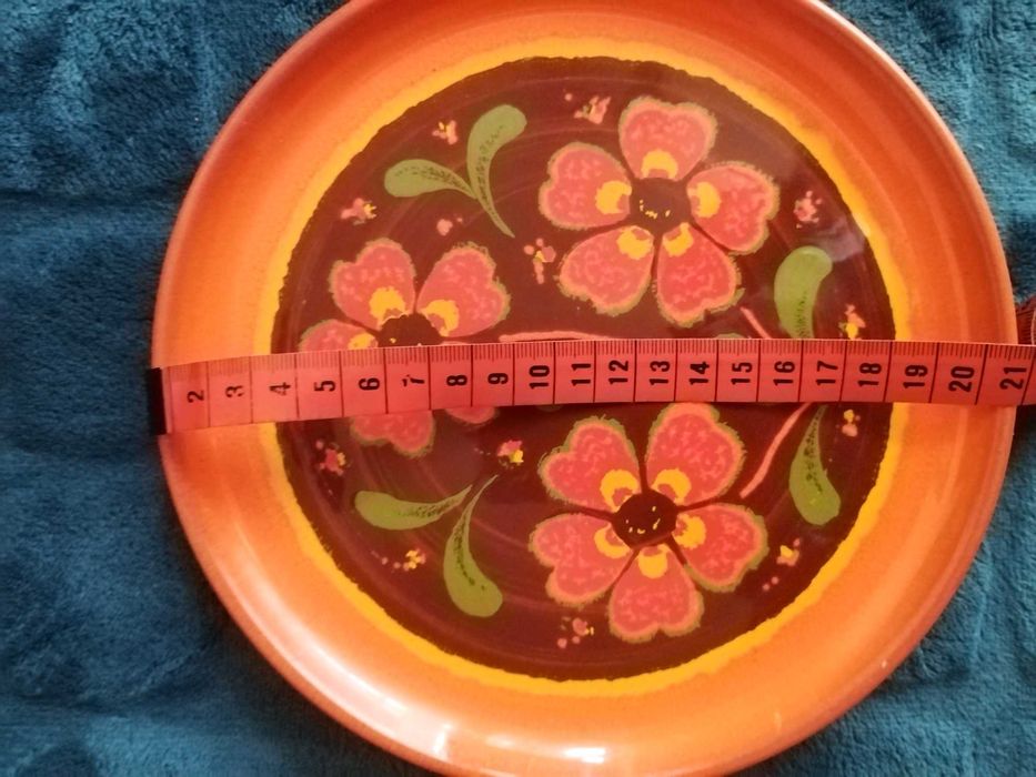 Farfurie decor din portelan. Portocaliu cu flori. Minora ciobitura!