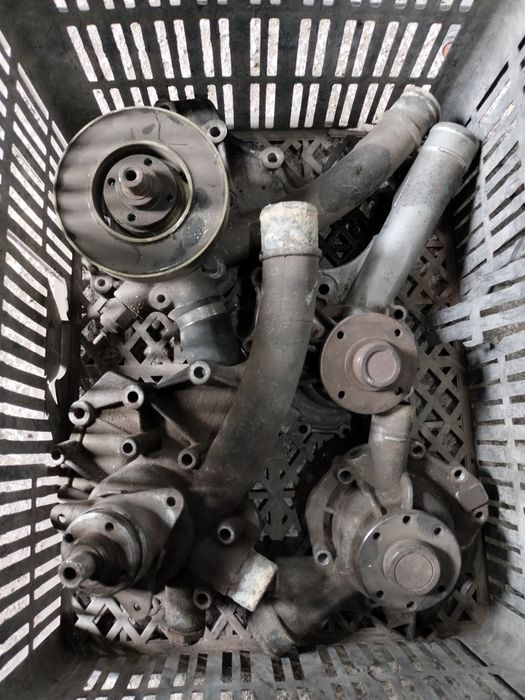Помпа на Мерседес 102,111 двигатель