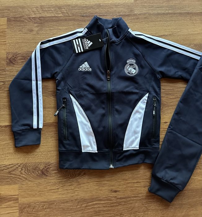 Детски,полиамиден екип Adidas в тъмно синьо с бродирано лого и ципове на джобовете