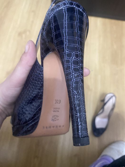 Vand pantofi casadei