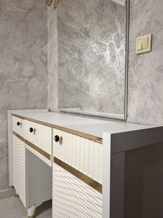 Туалетный столик с зеркалом и тумбами