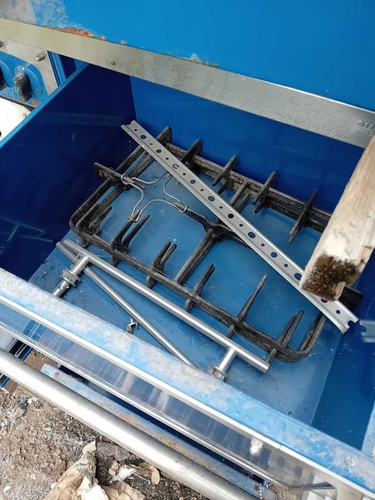 Vând aragaz cu hota uzat aduse din Italia și pentru cei interesați am si iepurași sat Tamaia