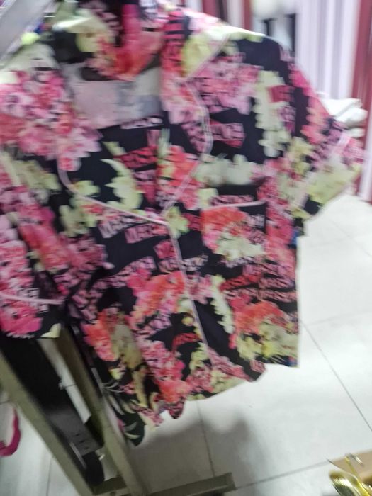 Продават се пижами Victoria's Secret