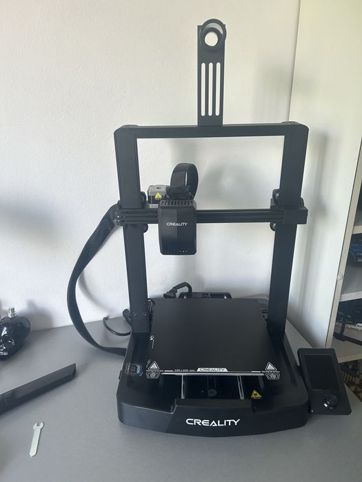Vand imprimanta 3D creality + 4 role de filament