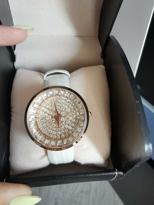 Нов часовник с камъни с кутия