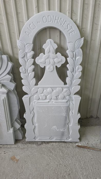 Monumente funerare