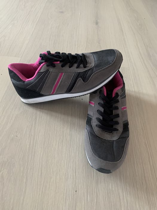 Vand adidasi (41) pentru dama.
