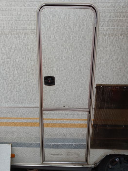 Каравана Кемпер 600 лв за оборудването.