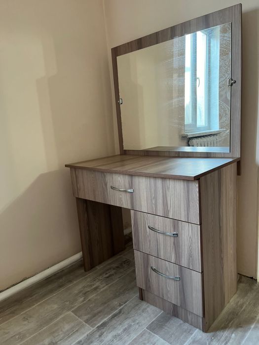 Женский столик с зеркалом тумбочка